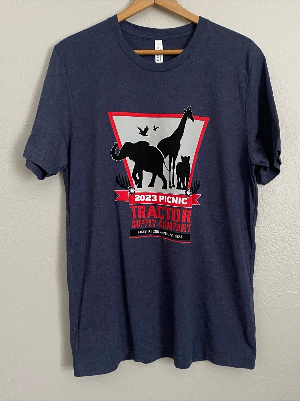 2023 Tractor Supply Company 85th Anniversary T-Shirt L Blue Picnic Nashville Zoo